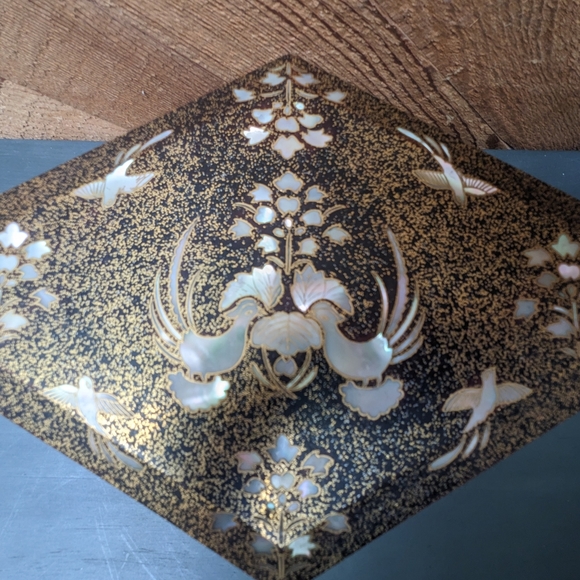 Gold And Black Lacquer Korean Jewelry Box, Mother of Pearl Birds Theme - Picture 8 of 12